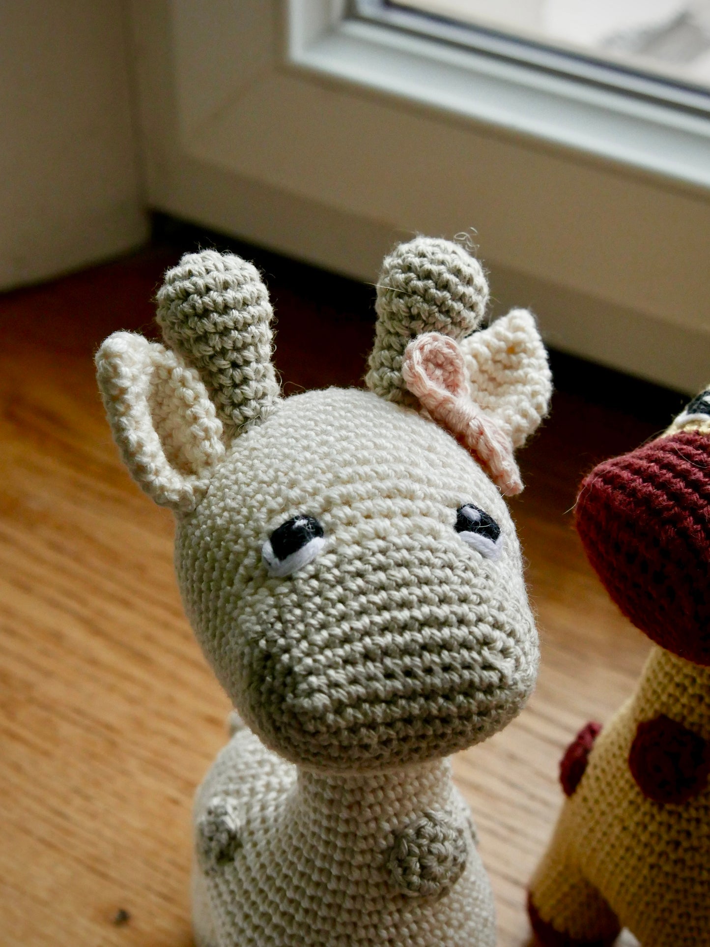 Girafe amigurumi beige/lin ou ocre/bordeaux