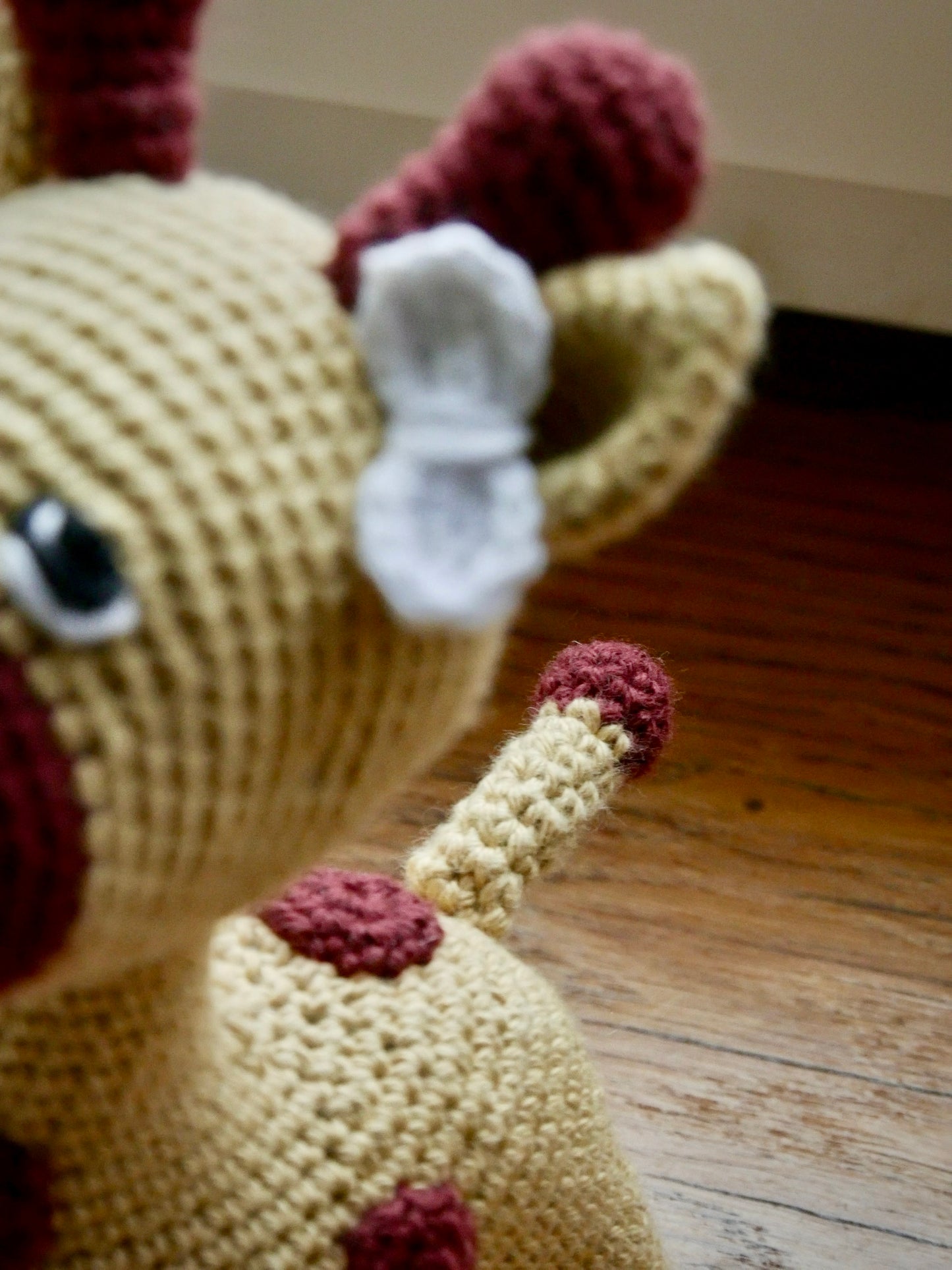 Girafe amigurumi beige/lin ou ocre/bordeaux