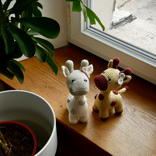 Girafe amigurumi beige/lin ou ocre/bordeaux